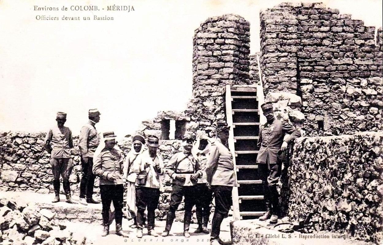 1717- Meridja - Pres de Colomb-Bechar - Officiers devant un Bastion.jpg